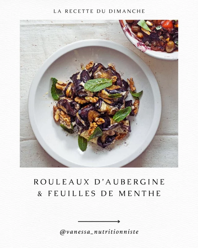 ✨ Recette du Dimanche ✨

Aujourd’hui je te propose des rouleaux d’aubergines grillées, garnis de chèvre frais, noix croquantes et… la menthe toute fraîche de mon petit jardin de balcon parisien 🌱

Une recette légère, parfumée et pleine de saveurs, parfaite pour bien terminer le week-end. Tu me diras si tu arrives à la faire un soir de cette semaine 🙏🔥

💡 Intérêt nutritionnel :

🍆 Aubergine : riche en fibres et antioxydants

🌰 Noix : source d’oméga-3 et de bons gras

🧀 Chèvre frais : protéines et calcium

🌶️ Huile d’olive & piment d’Espelette : goût + antioxydants naturels

🌿 Menthe (et quelle menthe!)
Fraîcheur digestive, peut faciliter la digestion. Contient des polyphénols et un peu de vitamine C.

Comme d’hab, c’est facile, rapide, délicieux et healthy.

À garder précieusement dans ton carnet de recettes du dimanche 🥰

______________________

▫️Vanessa Bedjaï-Haddad
▫️Ton alliée pour prendre soin de toi
▫️Approche Comportementale & Psycho Nutrition
▫️Auteure - Chroniqueuse
▫️Consultations Paris & Visio - RDV sur Doctolib.

#RecetteDuDimancheVBH #EquilibreVBH #VanessaNutritionniste #BienMangerSansCulpabilité #NutritionBienveillante #ApprocheComportementale #HealthyFood #PsychoNutrition #EquilibreAlimentaire